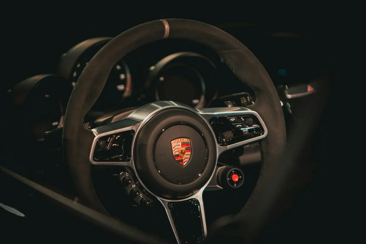 Volant Porsche dans la pénombre